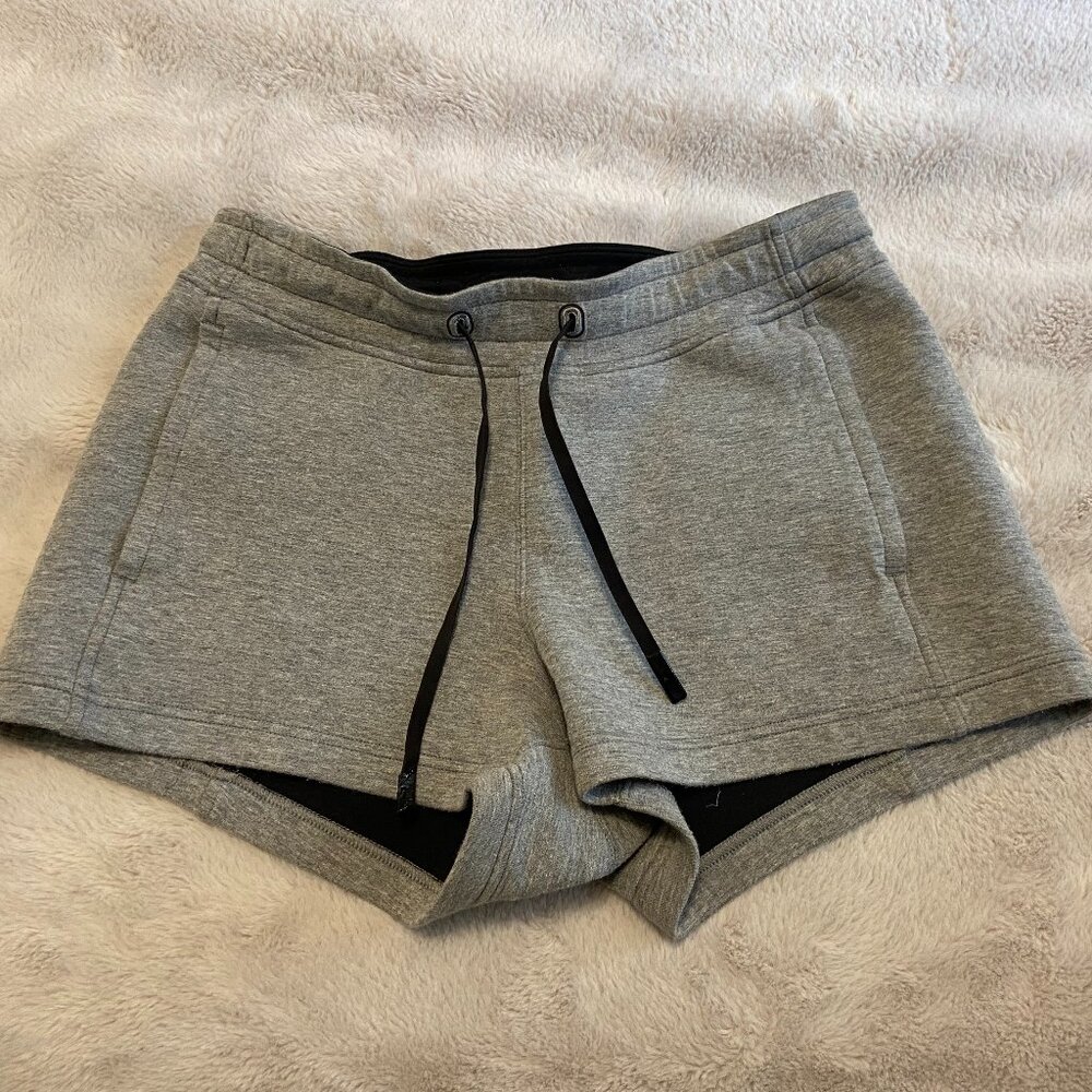 Lululemon Women's Scuba Shorts - Size 6